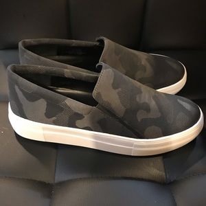 Brand new vince camato slides size 7